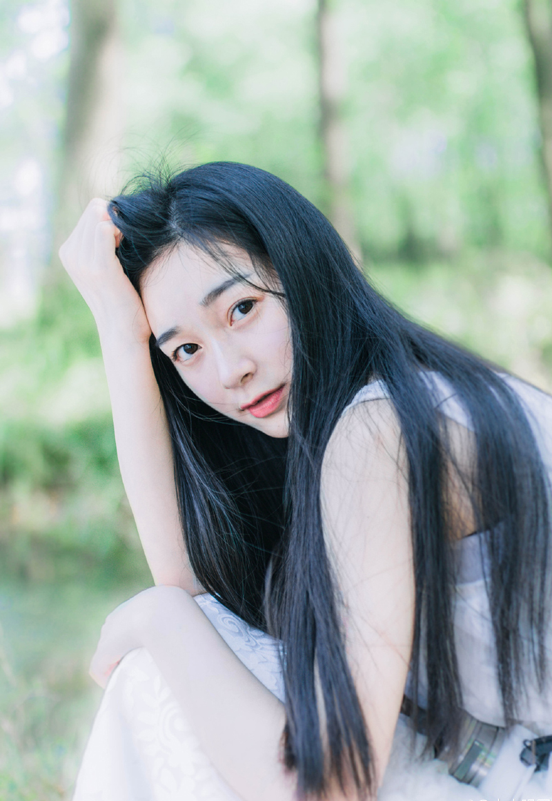 如果有来生，我要做一棵树，站成永恒，没有悲欢的姿势。一半在土里安详，一半在风里飞扬，一半洒落阴凉，一半沐浴阳光，非常沉默非常骄傲，从不依靠从不寻找。